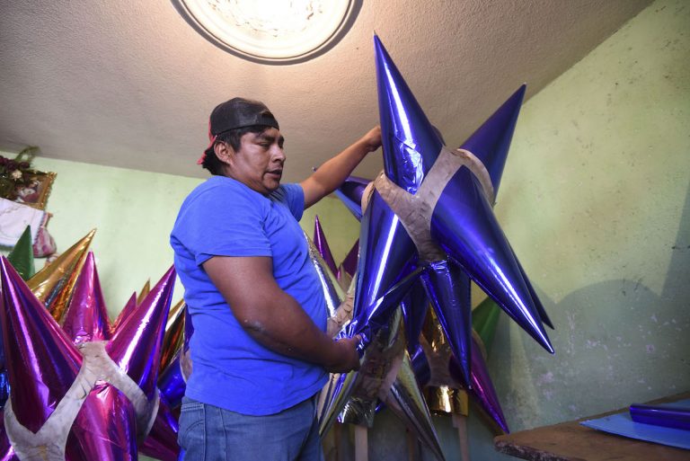 Josué hace piñatas desde los 15 años