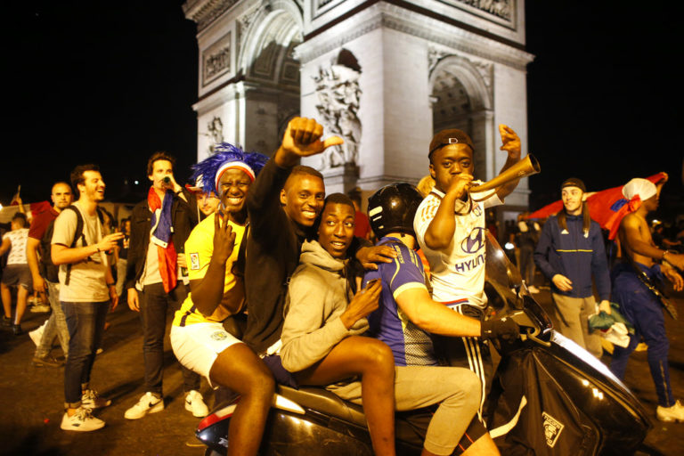 Las multitudes que se reunieron a festejar en Francia durante los partidos son multiraciales debido a la diversidad que está presente en la sociedad actual francesa. Seguidores de la selección de Francia festejan en París la victoria sobre Bélgica en la semifincal de la Copa del Mundo, el martes 11 de julio de 2018 (AP Foto/Thibault Camus)