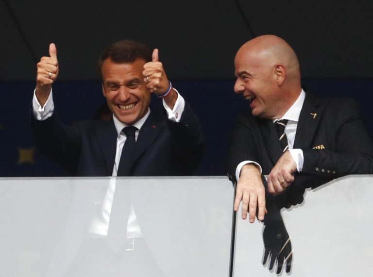 El presidente de Francia, Emmanuel Macron, levanta los pulgares junto al líder de la FIFA Gianni Infantino  (AP Foto/Petr David Josek)