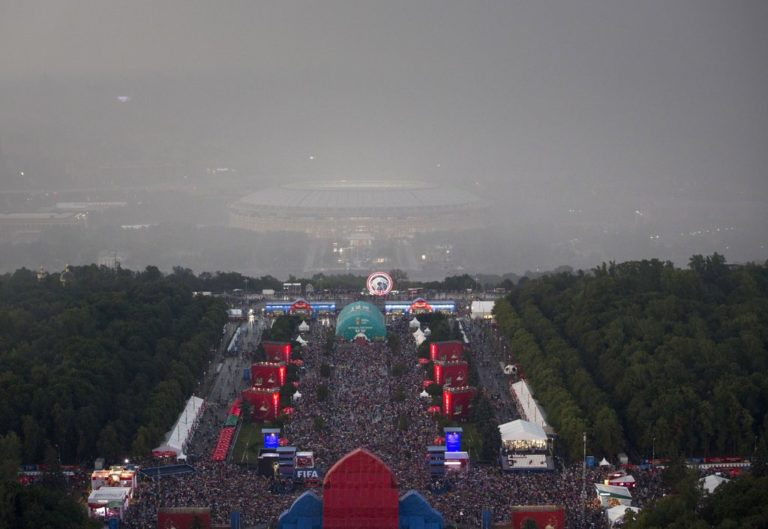 Una muchedumbre festeja bajo la lluvia en la zona del  fan fest, cerca del estadio Luzhniki, tras el triunfo de Francia sobre Croacia en la final de la Copa del Mundo, el domingo 15 de julio de 2018 (AP Foto/Alexander Zemlianichenko)