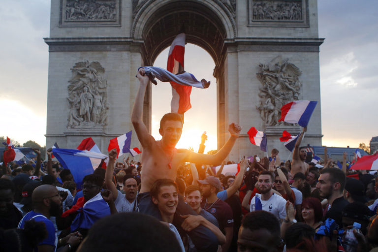 La gente tomó las calles alrededor del Arco del Triunfo para festejar la coronación de Francia en el Mundial, el domingo 15 de julio de 2018, en París. La selección francesa derrotó 4-2 a Croacia en Moscú (AP Foto/Thibault Camus)