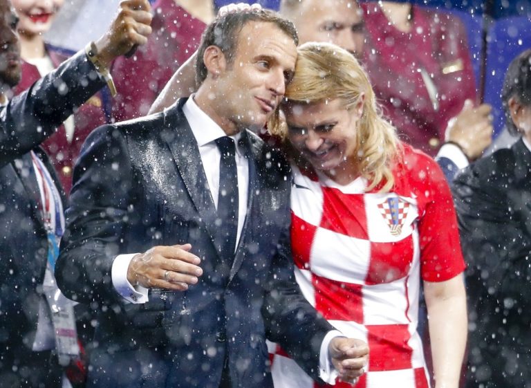 El presidente de Francia, Emmanuel Macron, y su colega de Croacia, Kolinda Grabar-Kitarovic soportan la lluvia después de la final de la Copa del Mundo, entre las selecciones de ambos países, el domingo 15 de julio de 2018, en el estadio Luzhniki de Moscú (AP Foto/Petr David Josek)
