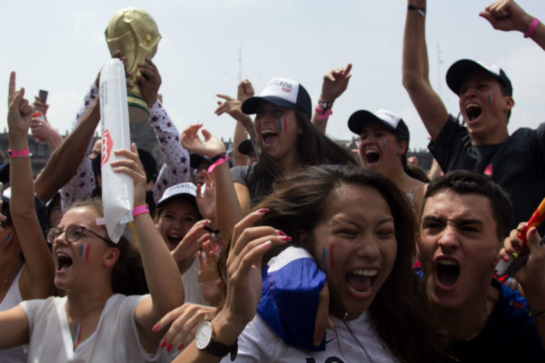 En la plancha del Zócalo de la Ciudad de México aficionados al equipo francés celebraron el triunfo de esa selección en el mundial de Rusia 2018. Foto: Cuartoscuro.
