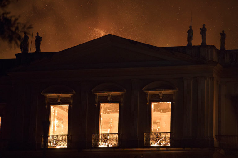 Un incendio consume el interior del Museo Nacional de Brasil, un museo histórico de 200 años, en Río de Janeiro, domingo 2 de septiembre de 2018.  (AP Foto/Leo Correa)