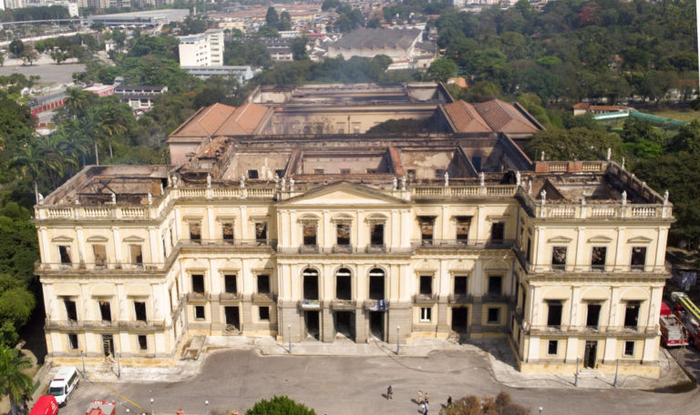 Esta fotografía muestra el Museo Nacional de Brasil un día después de un devastador incendio, el lunes 3 de septiembre de 2018, en Río de Janeiro. (AP Foto/Mario Lobao)