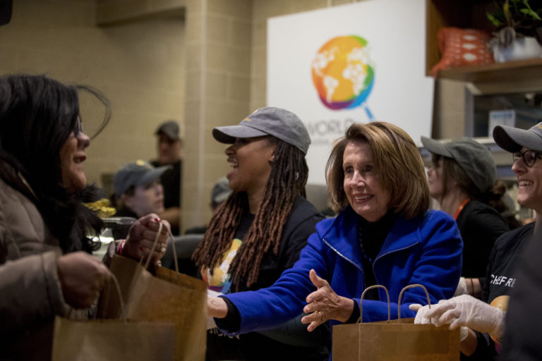 AP Photo, Nancy Pelosi,La presidenta de la Cámara de Representantes, Nancy Pelosi, al centro, distribuye alimentos en Washington durante la World Central Kitchen, una organización sin fines de lucro creada por el chef José Andrés. (AP Foto/Andrew Harnik)