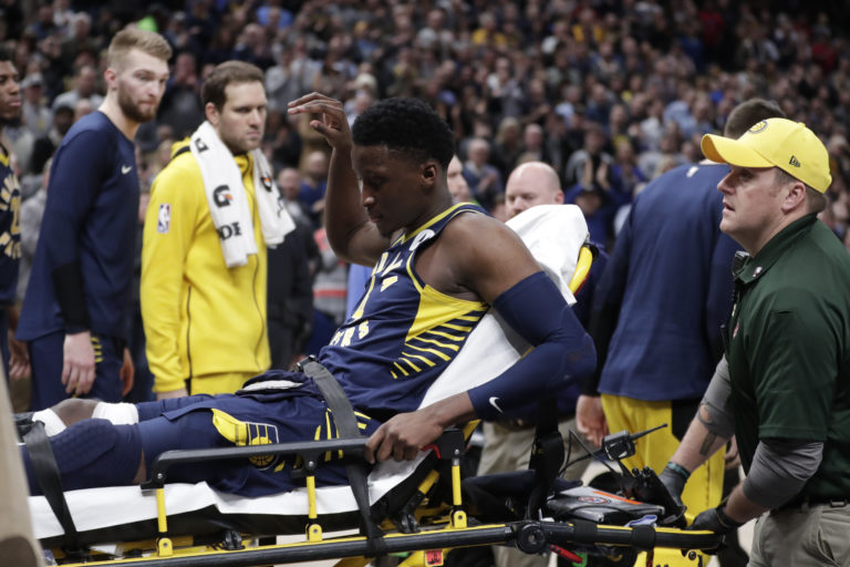 AP Photo, Victor Oladipo,El escolta de los Pacers de Indiana, Victor Oladipo, es retirado de la duela en una camilla luego de lesionarse la rodilla derecha durante la primera mitad de un juego de la NBA contra los Raptors de Toronto, en Indianápolis, el miércoles 23 de enero de 2019. (AP Foto/Michael Conroy)