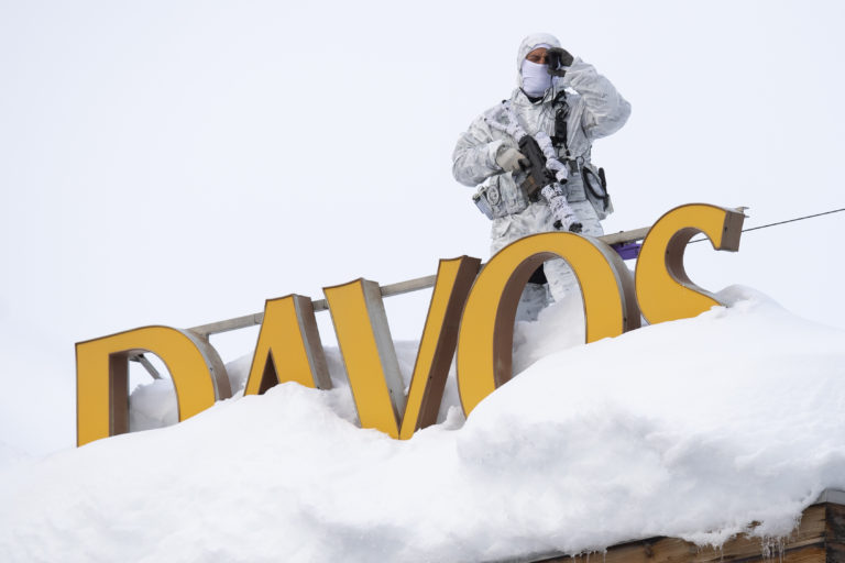 AP Photo,Un agente armado de la policía suiza monta guardia en el techo de un hotel cercano al congreso en el que se realiza el Foro Económico Mundial en Davos, el lunes 21 de enero de 2019. (Gian Ehrenzeller/Keystone via AP)