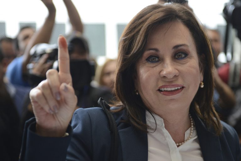 AP Photo, Sandra Torres,ARCHIVO - En esta foto de archivo del 25 de octubre de 2015, la ex primera dama, Sandra Torres, quien ahora busca la presidencia con el partido de Unidad Nacional de la Esperanza (UNE), muestra su dedo después de votar en el balotaje presidencial en Ciudad de Guatemala. (AP Foto/Oliver de Ros, Archivo)