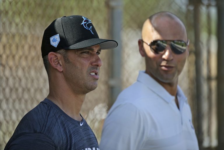 AP Photo,El excátcher puertorriqueño Jorge Posada (izquieda) conversa con Derek Jeter, director general de los Marlins de Miami, durante un entrenamiento de pretemporada en Jupiter, Florida, el lunes 18 de febrero de 2019 (David Santiago/Miami Herald via AP)