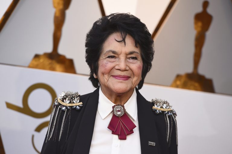 AP Photo, Dolores Huerta,ARCHIVO - En esta foto de archivo del 4 de marzo de 2018, Dolores Huera llega a la ceremonia de los Óscares en el Teatro Dolby de Los Ángeles. (Foto de Jordan Strauss/Invision/AP Archivo)