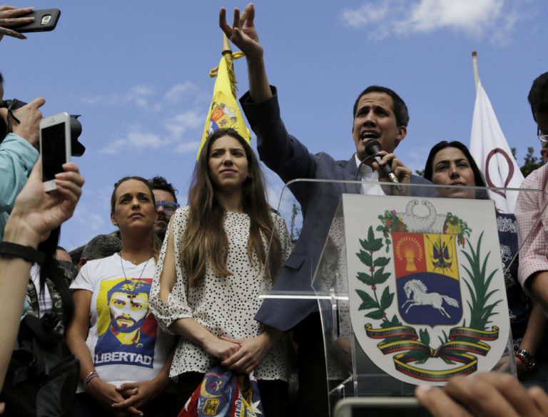 AP Photo, Juan Guaido, Fabiana Rosales, Lilian Tintori,Juan Guaidó, autoproclamado presidente interino de Venezuela, habla a sus partidarios en una plaza pública de Caracas, Venezuela, el sábado 26 de enero de 2019. Junto a Guaidó están su esposa Fabiana Rosales, al centro a la izquierda, y Lilian Tintori, izquierda, esposa del líder opositor Leopoldo López, que está encarcelado. (AP Foto/Fernando Llano)