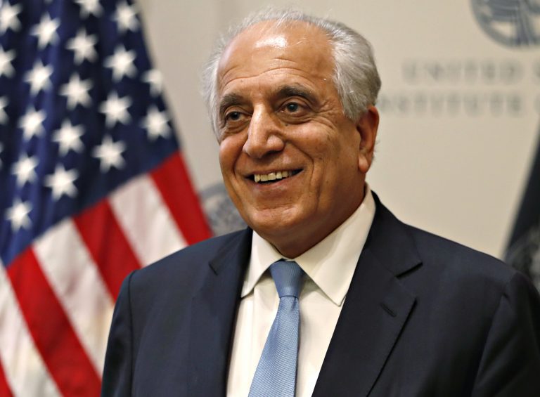 AP Photo, Zalmay Khalilzad,En esta imagen de archivo, tomada el 8 de febrero de 2019, el Representante Especial para la Reconciliación de Afganistán, Zalmay Khalilzad, se acerca al micrófono para ofrecer un discurso en el Institute of Peace de Estados Unidos, en Washington. (AP Foto/Jacquelyn Martin, archivo)