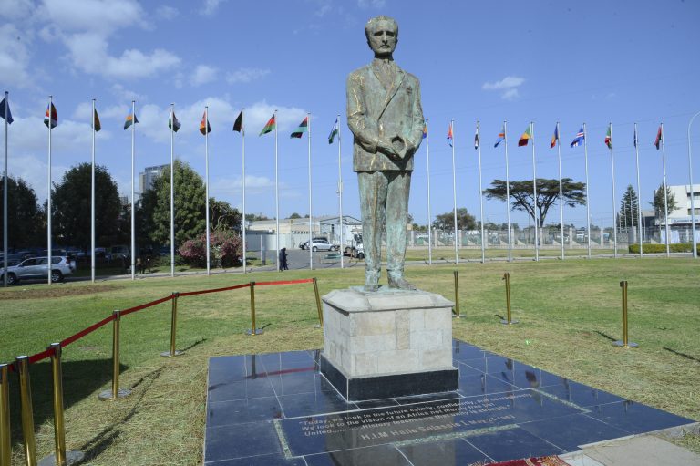 AP Photo,Una estatua del último emperador de Etiopía, Haile Selassie, tras ser develada en la Unión Africana en Addis Abeba, Etiopía, el domingo 10 de febrero del 2019.  (AP Foto/Samuel Habtab)