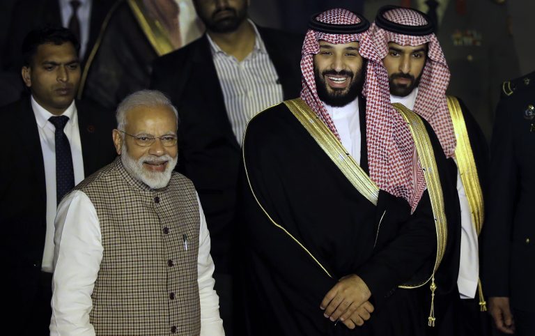 AP Photo,El príncipe heredero de la corona saudí Mohammed bin Salman, segundo desde la derecha, y el primer ministro indio Narendra Modi, izquierda, observan una danza folklórica punjabí a la llegada del príncipe al aeropuerto de Nueva Delhi el martes, 19 de febrero del 2019. (AP Foto/Manish Swarup)