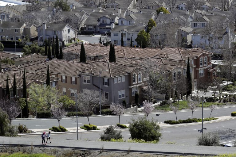 AP Photo,ARCHIVO - Foto de archivo, 6 de marzo de 2018, de un suburbio de San José, California, EEUU. Generalmente se visualiza a los suburbios como la zona que se inclina a veces por un partido, a veces por el otro. Pero una nueva encuesta revela que están tan polarizados como el resto del país. (AP Foto/Marcio José Sánchez, File)