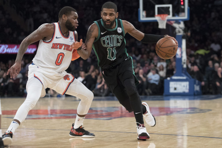 AP Photo, Kadeem Allen, Kyrie Irving,Kyrie Irving (11), de los Celtics de Boston, se dirige a la canasta ante la marca de Kadeem Allen (0), de los Knicks de Nueva York, en partido de la NBA del viernes 1 de febrero de 2019, en el Madison Square Garden de Nueva York. Los Celtics ganaron 113-99. (AP Foto/Mary Altaffer)
