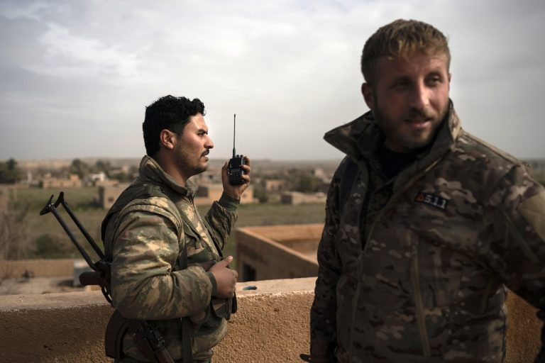 AP Photo,Soldados de las fuerzas democráticas sirias, con respaldo de Estados Unidos, se comunican por radio desde una posición elevada conforme continúa el combate contra miembros del grupo Estado Islámico en Baghouz, Siria, el sábado 16 de febrero de 2019. (AP Foto/Felipe Dana)