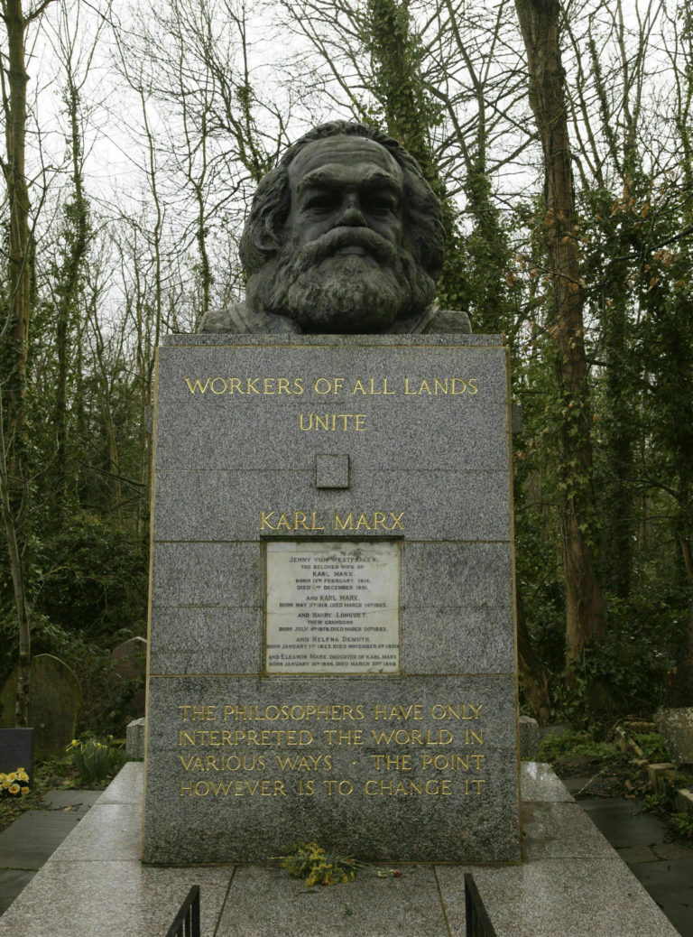 AP Photo,ARCHIVO - Foto de archivo, 15 de marzo de 2009, de la tumba del filósofo Carlos Marx en el cementerio de Highgate, Londres. Los  custodios del cementerio dicen que la tumba del autor del 