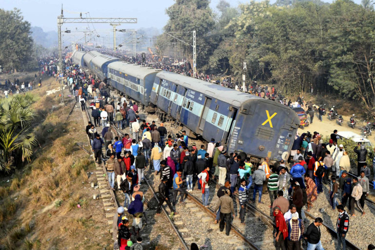 AP Photo,Rescatistas buscan sobrevivientes mientras residentes se acercan a los vagones de un tren descarrilado, a 30 kilometros (20 millas) al norte de Patna, la capital del estado de Bihar, India, el 3 de febrero de 2019. (AP Foto)