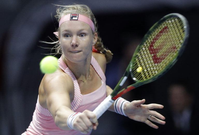 AP Photo, Kiki Bertens,La holandesa Kiki Bertens devuelve ante la bielorrusa Aryna Sabalenka en la semifinal del torneo de San Petersburgo en Rusia, el sábado 2 de febrero de 2019. (AP Foto/Dmitri Lovetsky)