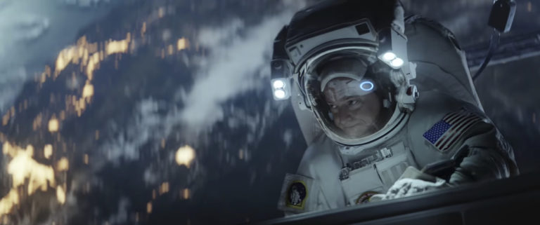 AP Photo,Esta imagen sin fecha de un video distribuido por Amazon muestra una escena del aviso publicitario que la empresa emitirá durante el Super Bowl 2019 de la NFL, con Scott Kelly, Harrison Ford y otras celebridades.   (Amazon via AP)