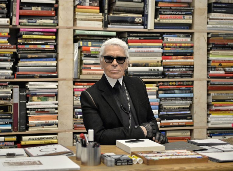 AP Photo, Karl Lagerfeld,Fotografía de archivo del 14 de febrero de 2014 del diseñador de modas Karl Lagerfeld frente a sus libros antes de la inauguración de una exhibición en el museo Folkwang en Essen, Alemania. (AP Foto/Martin Meissner, Archivo)