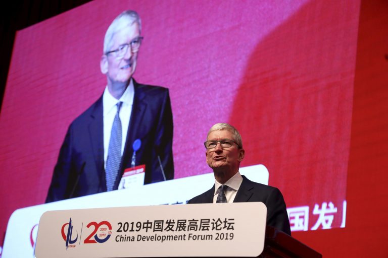 AP Photo, Tom Cook,El director general de Apple, Tim Cook, toma la palabra en la Cumbre Económica organizada por el Foro de Desarrollo de China, el sábado 23 de marzo de 2019, en Beijing, China. (AP Foto/Ng Han Guan)