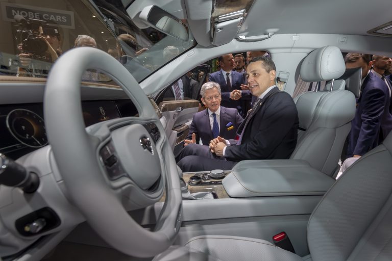 AP Photo,El canciller suizo Ignazio Cassis se sienta en un auto Aurus Senat durante la inauguración del 89no Salón Internacional del Automóvil en Ginebra, jueves 7 de marzo de 2019. Es una limusina como la que utilizó en un tiempo el presidente ruso Vladimir Putin. (Martial Trezzini/Keystone via AP)