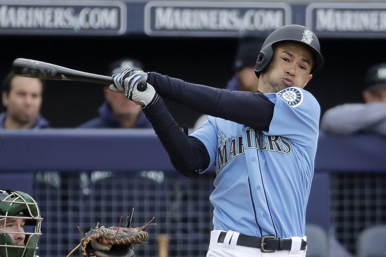 AP Photo,ARCHIVO - En esta foto del 22 de febrero de 2019, Ichiro Suzuki de los Marineros de Seattle durante un turno al bate en un juego de exhibición en Peoria, Arizona. (AP Foto/Charlie Riedel)