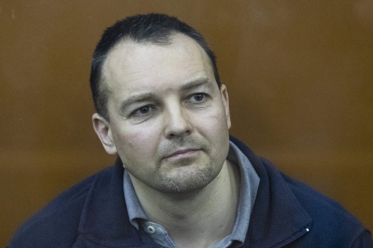 AP Photo, Sergei Mikhailov,Sergei Mikhailov, ex director del departamento de delitos cibernéticos de la principal agencia de seguridad interna de Rusia, en el tribunal en Moscú el 26 de febrero del 2019. (AP Photo/Pavel Golovkin)