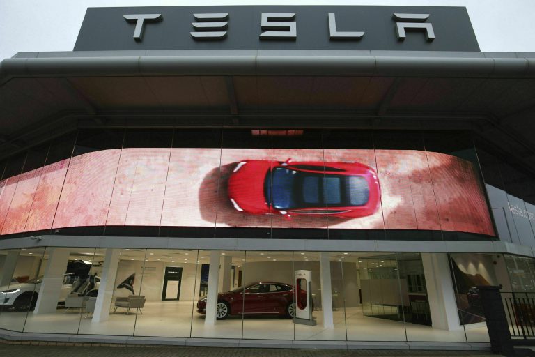 AP Photo,Fotografía de una agencia de Tesla en Chiswick, Londres, el viernes 1 de marzo de 2019. (Jonathan Brady/PA vía AP)
