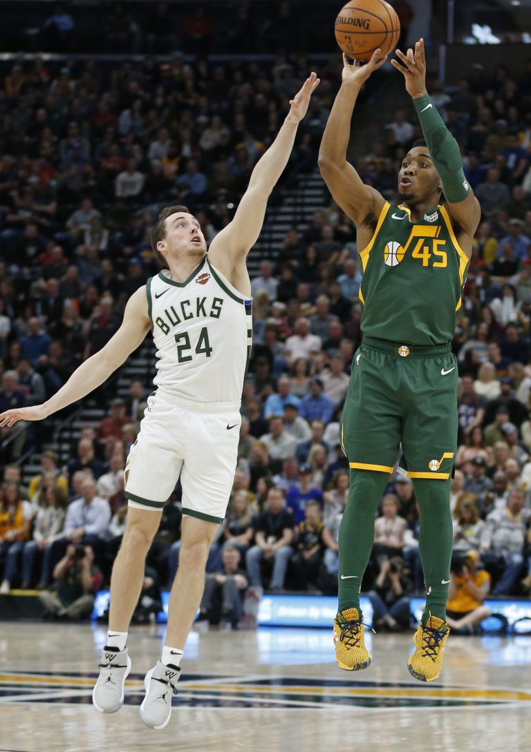 AP Photo, Donovan Mitchell, Pat Connaughton,Donovan Mitchell (45), del Jazz de Utah, hace un lanzamiento frente a la marca de Pat Connaughton, de los Bucks de Milwaukee, en la primera mitad del partido en Salt Lake City, el sábado 2 de marzo de 2019. (AP Foto/Rick Bowmer)