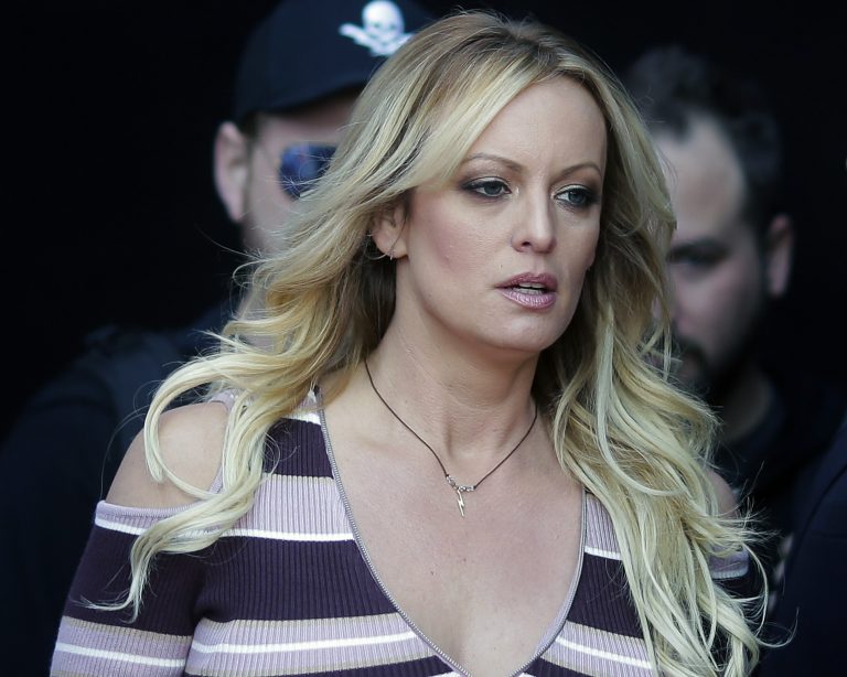 AP Photo, Stormy Daniels,ARCHIVO - En esta fotografía del 11 de octubre de 2018, la actriz porno Stormy Daniels llega a un evento en Berlín. (AP Foto/Markus Schreiber, Archivo)