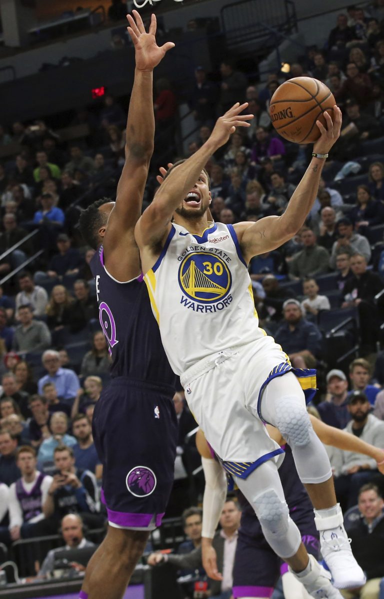 AP Photo, Stephen Curry, Josh Okogie,El base de los Warriors de Golden State, Stephen Curry (30), se cuela hacia la canasta sobre la marcación del escolta de los Timberwolves de Minnesota, Josh Okogie, en la segunda mitad de un juego de la NBA, el martes 19 de marzo de 2019, en Minneápolis. (AP Foto/Jim Mone)