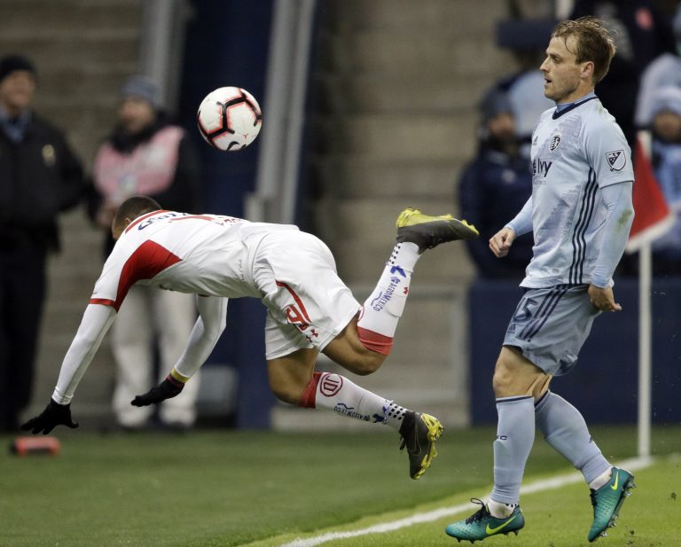 AP Photo, Felipe Pardo, Seth Sinovic,Felipe Pardo, del Toluca, cae delante de Seth Sinovic, del Sporting de Kansas City, durante un encuentro de la Liga de Campeones de la Concacaf, el jueves 21 de febrero de 2019  (AP Foto/Orlin Wagner)