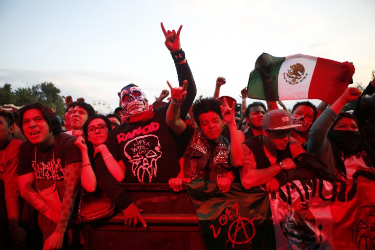 AP Photo,En esta foto del 19 de marzo del 2017, melómanos bañados en luz roja vitorean a la banda mexicana de rock metálico Brujería durante su actuación en el Vive Latino en la Ciudad de México. El emblemático festival de música alternativa celebra su 20ma edición este fin de semana. (AP Foto/Rebecca Blackwell, Archivo)