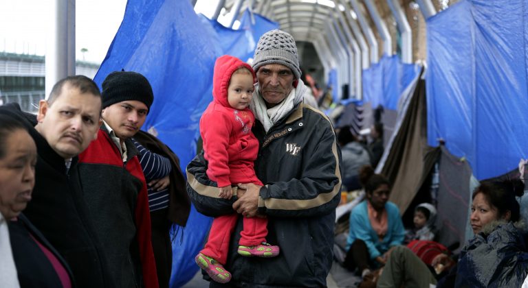AP Photo,Esta foto del viernes 15 de marzo del 2019 muestra a familias a la espera de poder pedir asilo a Estados Unidos, en el puente que conecta a Reynosa, México, con Hidalgo, Texas. (AP Foto/Eric Gay)