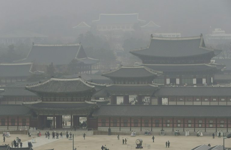 AP Photo,Turistas visitan el Palacio Gyeongbok en Seúl, Corea del Sur, el 6 de marzo de 2019. (AP Foto/Lee Jin-man)