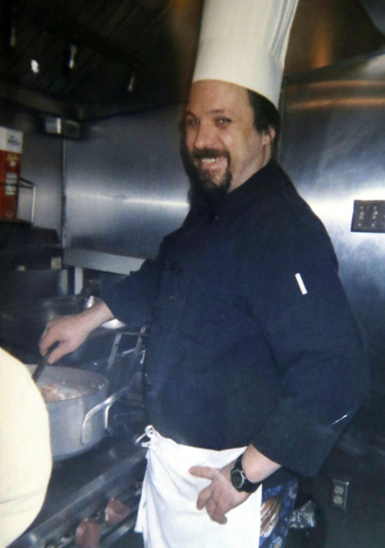 AP Photo,Esta fotografía sin fecha muestra a Greg Longenecker. Una demanda federal presentada el lunes 18 de marzo de 2019, acusa a la policía estatal de Pensilvania de actuar de forma imprudente por usar una excavadora para perseguirlo y provocar su muerte. (Cortesía de la familia Longenecker vía AP)