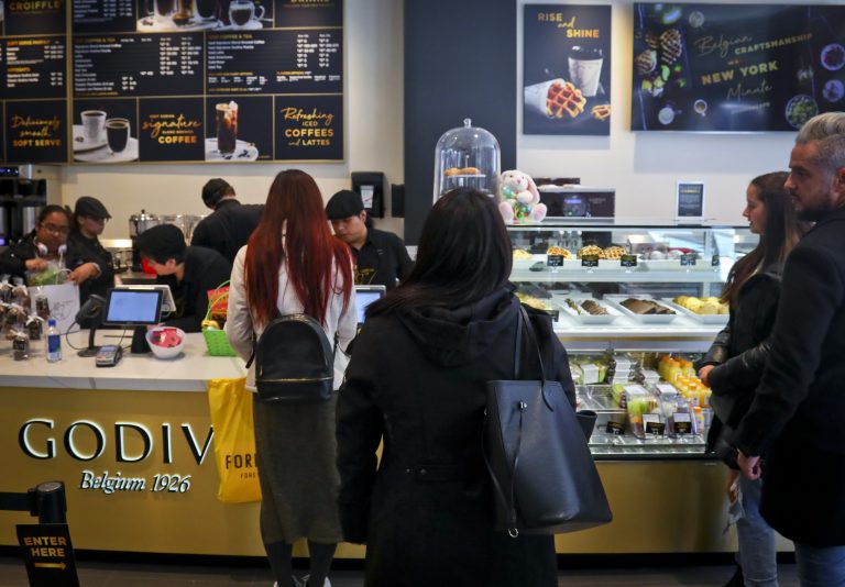 AP Photo,Escena en el nuevo local de Godiva en Nueva York el 16 de abril del 2019. Es el primero de unos 2000 cafés que la chocolatería piensa abrir en los próximos seis años con el objetivo de expandir su operación y quintuplicar sus ingresos. (AP Photo/Bebeto Matthews)