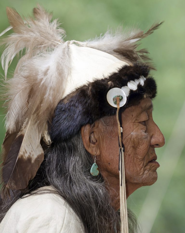 AP Photo,En esta imagen de 2017 proporcionada por el Museo del Norte de Arizona, Jones Benally con un tocado forrado de piel en el Festival Navajo de Arte y Cultura en Flagstaff, Arizona. La piel no procedía de un almacén estatal, pero la imagen muestra cómo emplean los nativos estadounidenses partes de animales por motivos religiosos y culturales. (Ryan Williams/Museo del Norte de Arizona via AP)