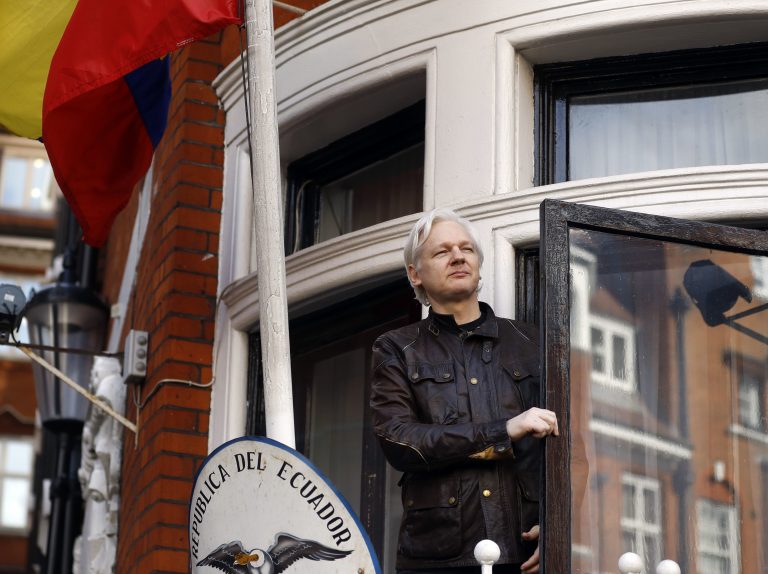 AP Photo,ARCHIVO- En esta foto de archivo del viernes 19 de mayo de 2017, el fundador de Wikileaks, Julian Assange, se asoma desde la embajada de Ecuador en Londres. El presidente Lenín Moreno acusó el martes a Wikileaks de espiarlo y revelar en redes sociales fotografías que corresponden a su ámbito privado y familiar. (AP Foto/Frank Augstein, Archivo)