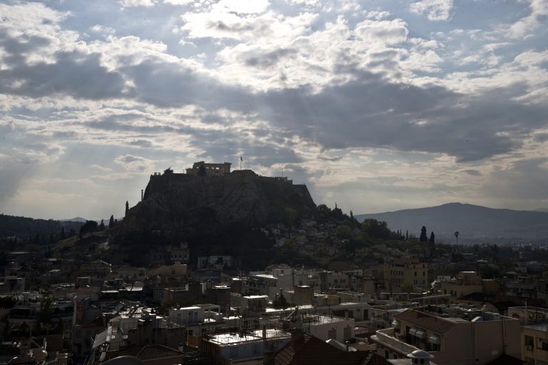 AP Photo,El templo del Partenón del siglo V a.C. se levanta en la antigua colina de la Acrópolis después de una tormenta en Atenas, el miércoles 17 de abril de 2019. (AP Foto/Petros Giannakouris).
