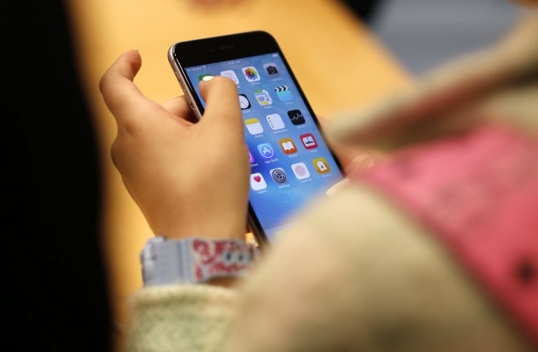 AP Photo,En esta imagen del 25 de septiembre de 2015, un niño sostiene un iPhone 6S en una tienda Apple en el Centro Comercial Magnificent Mile de Chicago. (AP Foto/Kiichiro Sato, Archivo)
