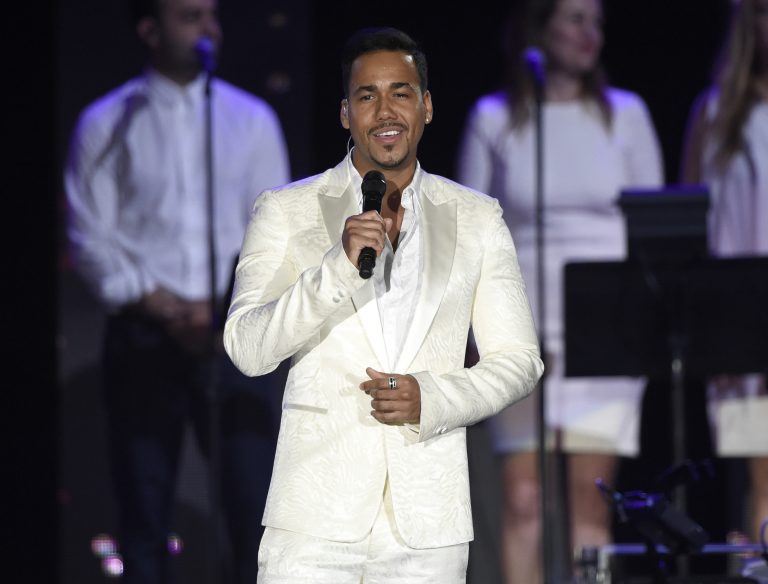 AP Photo, Romeo Santos,En esta foto del 18 de noviembre del 2015, Romeo Santos canta en el homenaje a Roberto Carlos como Persona del Año de la Academia Latina de la Grabación en Las Vegas. El astro de la bachata está promocionando su nuevo álbum, 