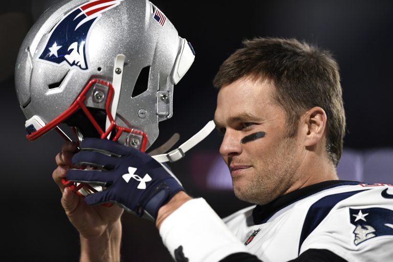 AP Photo,ARCHIVO - En esta foto del 29 de octubre de 2018, el quarterback Tom Brady de los Patriots de Nueva Inglaterra se coloca un casco previo a un partido ante los Bills de Buffalo en Orchard Park, Nueva York. (AP Foto/Adrian Kraus, archivo)