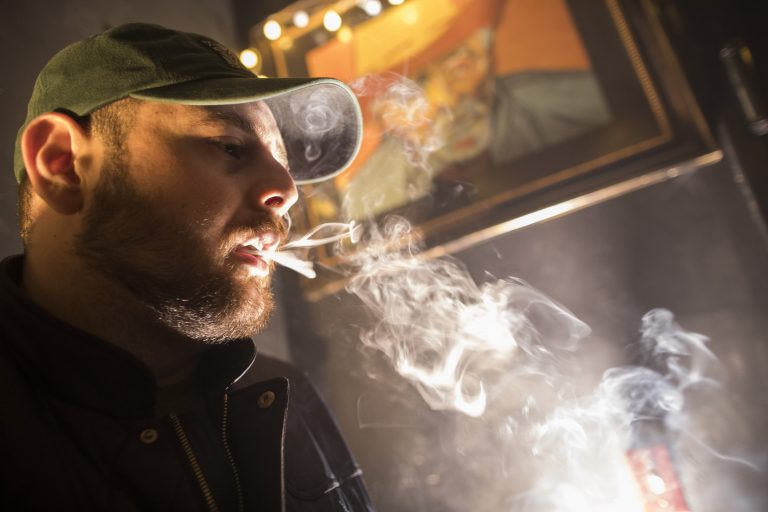 AP Photo,En esta foto del viernes 29 de marzo de 2019, un hombre fuma marihuana en una fiesta en Spleef, Nueva York. (Foto AP/Mary Altaffer)