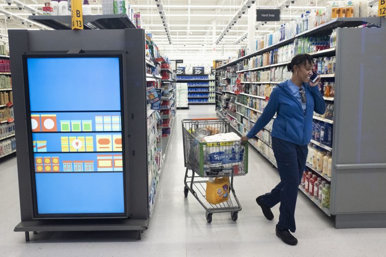 AP Photo,Una tienda de Walmart en Levittown, Nueva York, donde se están aplicando nuevas tecnologías, el 24 de abril del 2019. Walmart está ensayando un experimento que consiste en colocar sensores y cámaras en sus tiendas para indicar cuándo escasea un producto, cuándo se ha derramado un frasco o cuándo es necesario convocar a los empleados a que ayuden a las cajeras.  (AP Photo/Mark Lennihan)