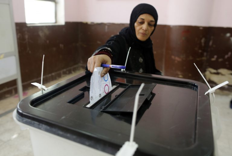 AP Photo, Alaa Abdel-Fattah, Mona Seif,Una egipcia vota sobre una enmienda constitucional en el primer día de una votación de tres días en un centro de votación en El Cairo, Egipto, el sábado 20 de abril del 2019. (AP Foto/Amr Nabil)